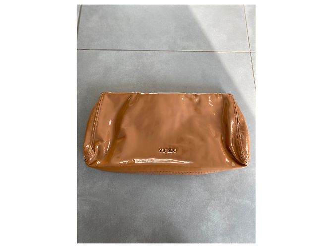 Pochette Miu Miu in vernice beige - vista 5