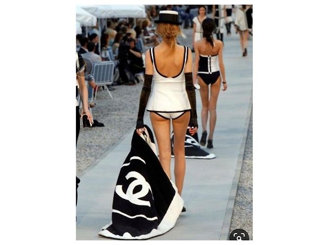 nova toalha Chanel Preto Bege - vista 2