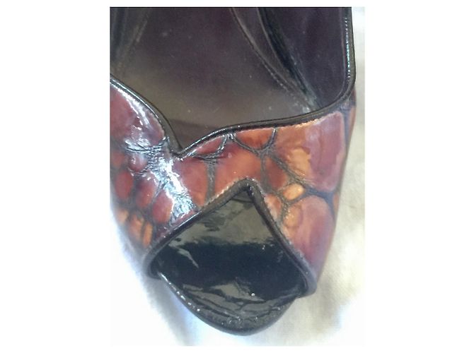 Alexander Mcqueen Tacchi a punta in rilievo Marrone Castagno - vista 13