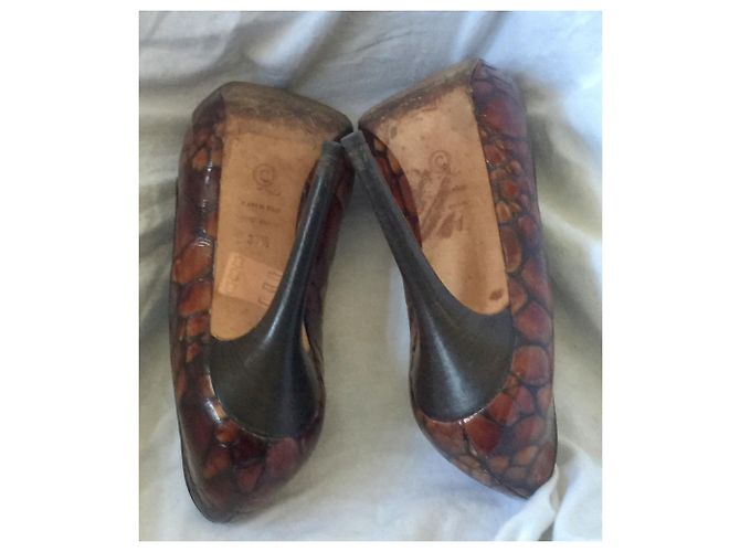 Alexander Mcqueen Tacchi a punta in rilievo Marrone Castagno - vista 5