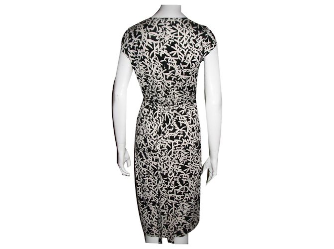 Vestido envelope Diane von Furstenberg Kye de seda preto e branco - vista 2
