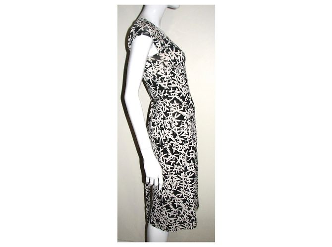 Vestido envelope Diane von Furstenberg Kye de seda preto e branco - vista 3