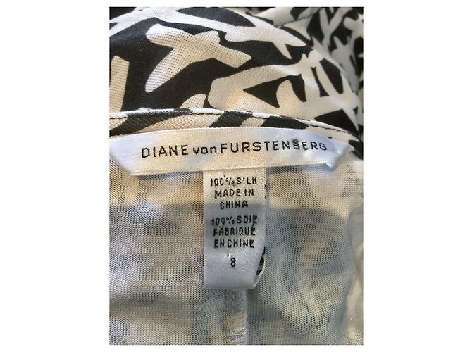 Vestido envelope Diane von Furstenberg Kye de seda preto e branco - vista 4