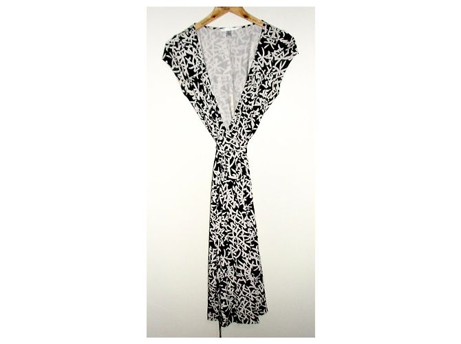 Vestido envelope Diane von Furstenberg Kye de seda preto e branco - vista 5