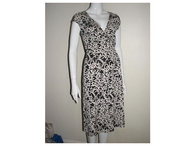 Vestido envelope Diane von Furstenberg Kye de seda preto e branco - vista 6