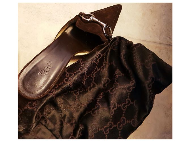 Mules à talon Gucci en daim chocolat - vue 3