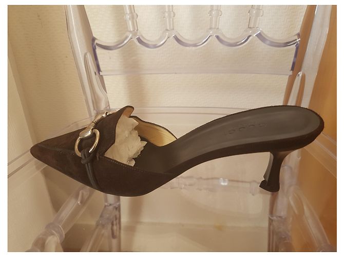 Mules à talon Gucci en daim chocolat - vue 4