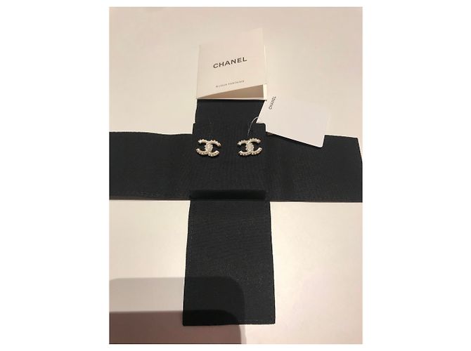 ORECCHINI CC CON PERLE CHANEL . NUOVO E MAI USATO Argento Bianco - vista 2