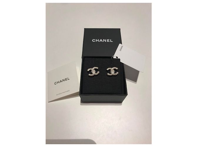 ORECCHINI CC CON PERLE CHANEL . NUOVO E MAI USATO Argento Bianco - vista 3