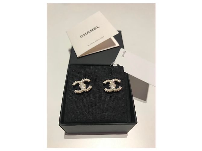 ORECCHINI CC CON PERLE CHANEL . NUOVO E MAI USATO Argento Bianco - vista 4