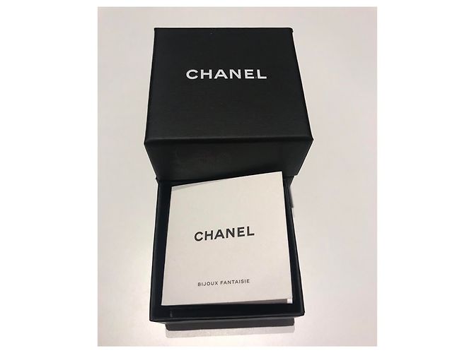ORECCHINI CC CON PERLE CHANEL . NUOVO E MAI USATO Argento Bianco - vista 5