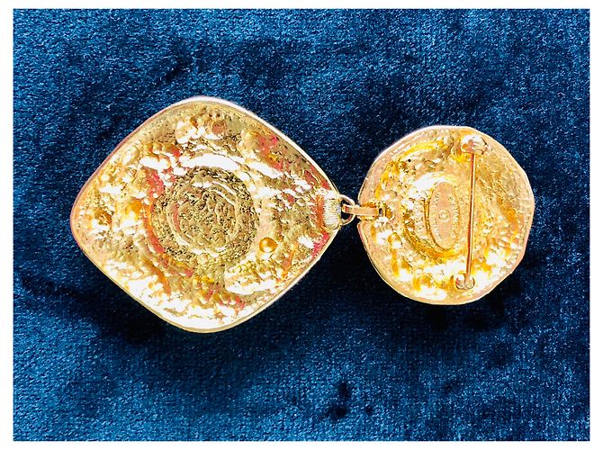 Spilla medaglia barocca Chanel D'oro Bianco sporco - vista 2