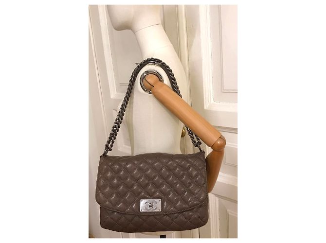 Chanel Borsa jumbo con patta in caviale Marrone Taupe Grigio antracite - vista 2