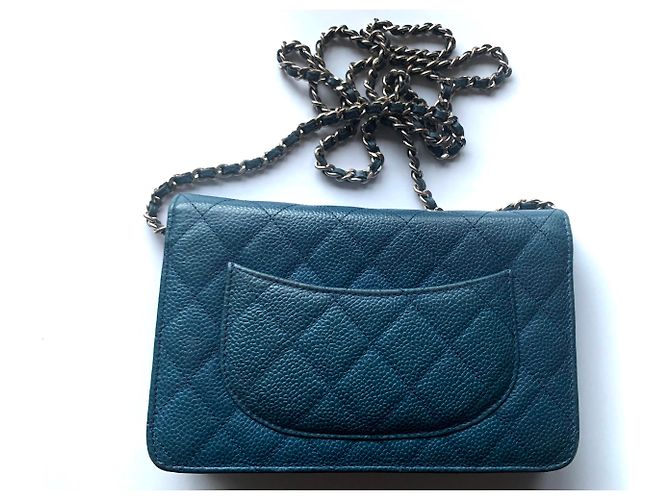 Portafoglio CHANEL con catena in pelle blu caviale - vista 3