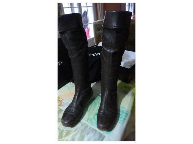 Botas Chanel de cuero marrón oscuro - vista 2