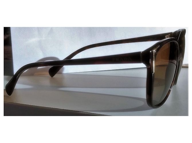 Occhiali da sole polarizzati Prada in colore avana / turtoise Marrone D'oro Bronzo - vista 3
