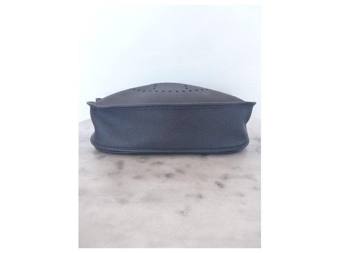 Borsa Hermès Evelyne III 33 Blu scuro - vista 3