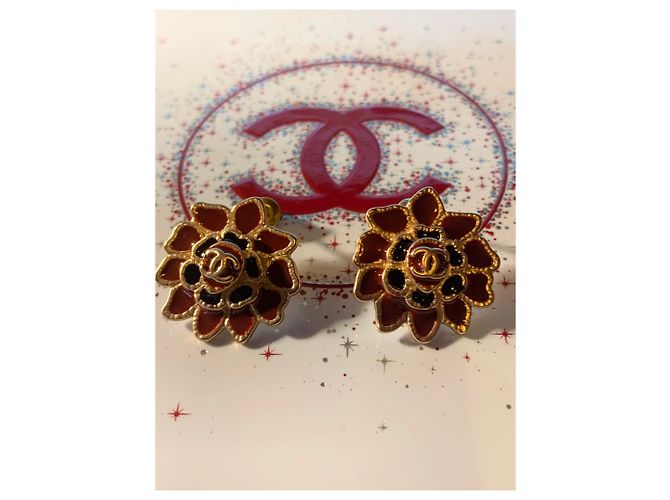 Coco Crush Kamelie Chanel Ohrringe in rot und schwarz E-Mail Bordeaux - Ansicht 2