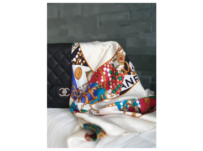 Chanel CC PERLA MULTICOLORE E MOTIVO A CATENA Bianco sporco - vista 5