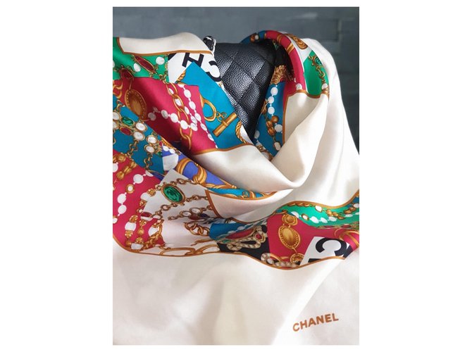 Chanel CC PERLA MULTICOLORE E MOTIVO A CATENA Bianco sporco - vista 7