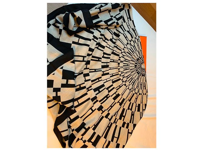 Hermès OP'H Shawl Preto Bege - vista 2