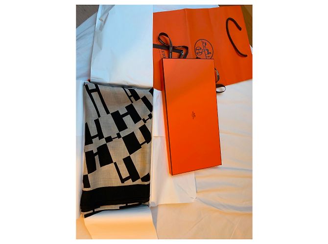 Hermès OP'H Shawl Preto Bege - vista 5