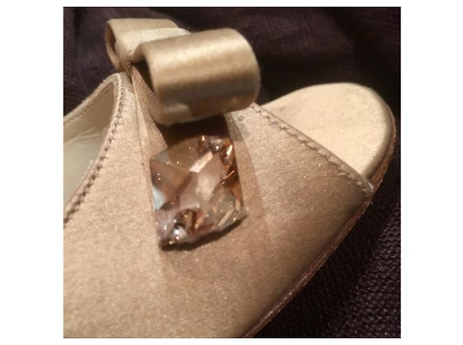 Décolleté PEEPTOE Stuart Weitzman dorate in raso con fiocco e strass D'oro - vista 10