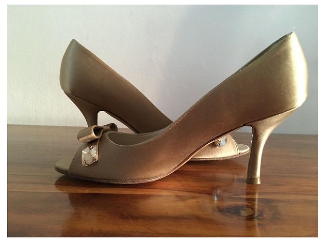 Décolleté PEEPTOE Stuart Weitzman dorate in raso con fiocco e strass D'oro - vista 4