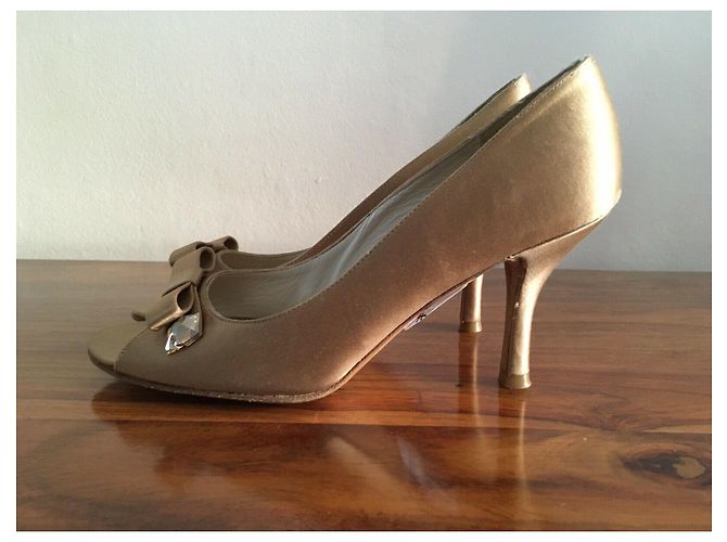 Décolleté PEEPTOE Stuart Weitzman dorate in raso con fiocco e strass D'oro - vista 8