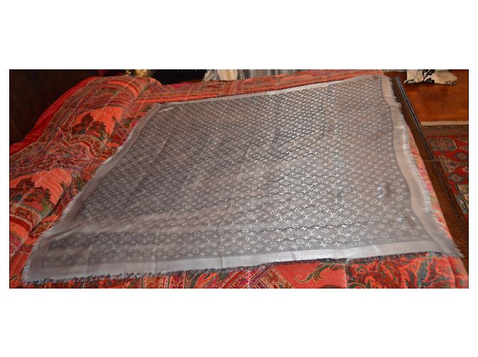 louis vuitton m75120 with a slight pulled thread Silvery - view 4