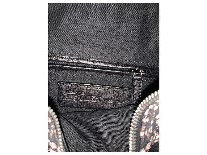 Clutch Alexander McQueen De Manta in seta nera Nero - vista 3