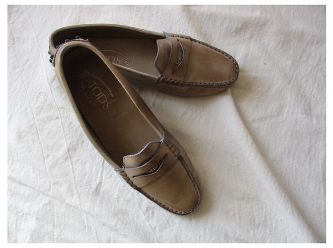 Tod's Gommino in pelle invecchiata, 37,5 IT. Beige - vista 2