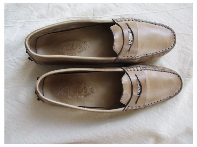 Tod's Gommino in pelle invecchiata, 37,5 IT. Beige - vista 5