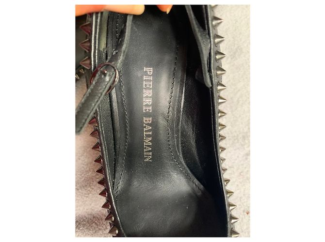Décolleté Pierre Balmain in pelle nera con cinturino e borchie 37 Nero - vista 11