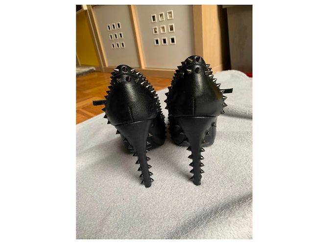 Décolleté Pierre Balmain in pelle nera con cinturino e borchie 37 Nero - vista 3
