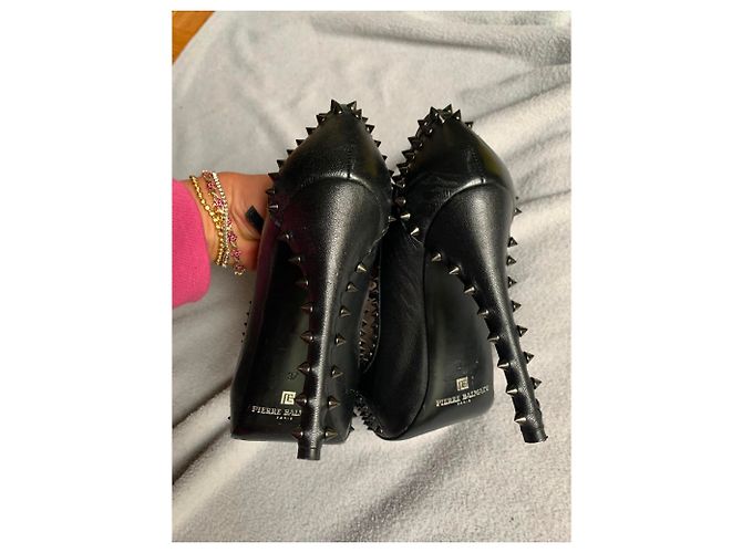 Décolleté Pierre Balmain in pelle nera con cinturino e borchie 37 Nero - vista 6
