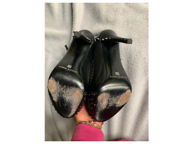 Décolleté Pierre Balmain in pelle nera con cinturino e borchie 37 Nero - vista 8