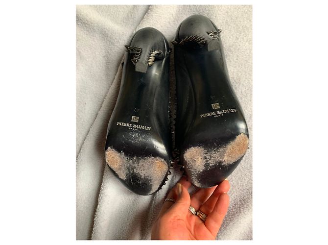 Décolleté Pierre Balmain in pelle nera con cinturino e borchie 37 Nero - vista 9