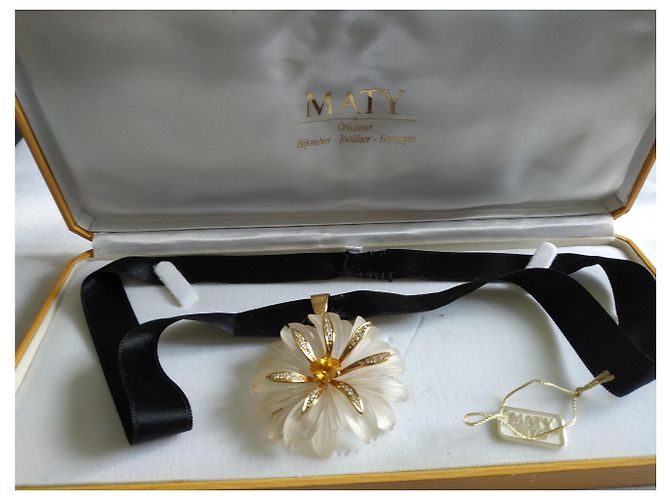 Autre Marque Pendente e Spilla Fiore in Cristallo di Rocca con Zaffiro Giallo e Diamanti Oro 750 Nero Bianco - vista 2