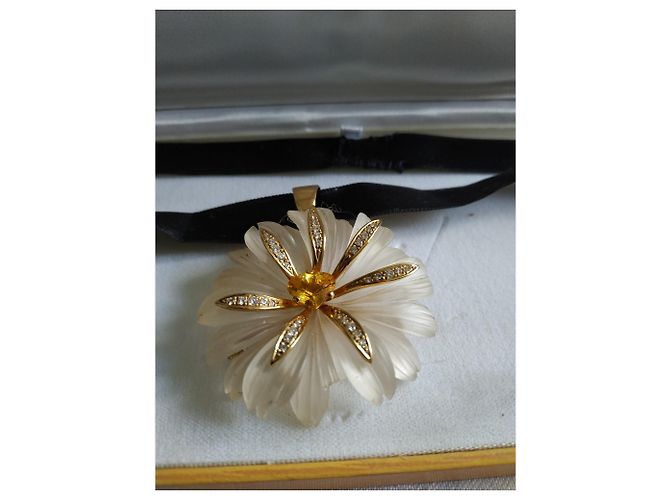 Autre Marque Pendente e Spilla Fiore in Cristallo di Rocca con Zaffiro Giallo e Diamanti Oro 750 Nero Bianco - vista 3
