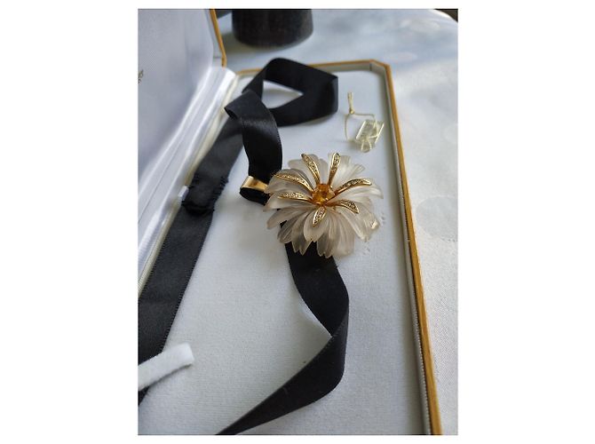 Autre Marque Pendente e Spilla Fiore in Cristallo di Rocca con Zaffiro Giallo e Diamanti Oro 750 Nero Bianco - vista 6