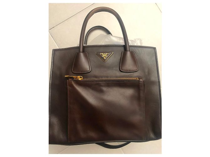 Bolso de mano Prada Saffiano de piel marrón oscuro - vista 3