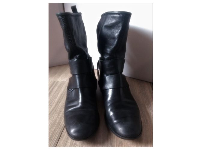 Botas Gucci com fivela e anel de bambu em couro preto - vista 2