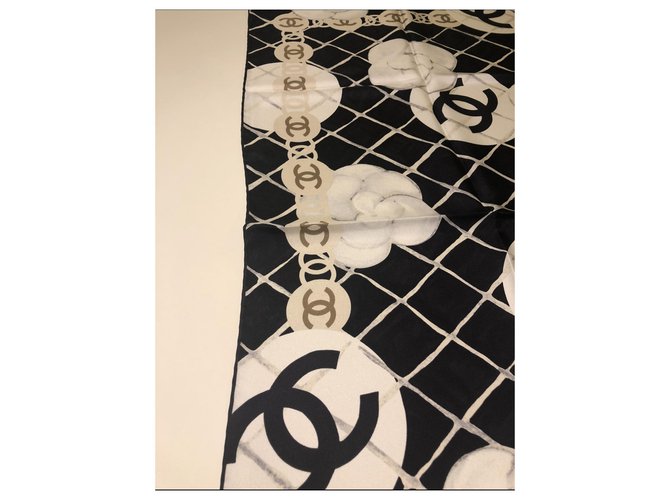 Schwarzer CHANEL-Schal mit Kamelien Weiß - Ansicht 5