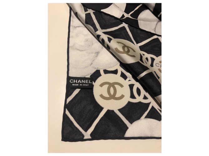 Schwarzer CHANEL-Schal mit Kamelien Weiß - Ansicht 6