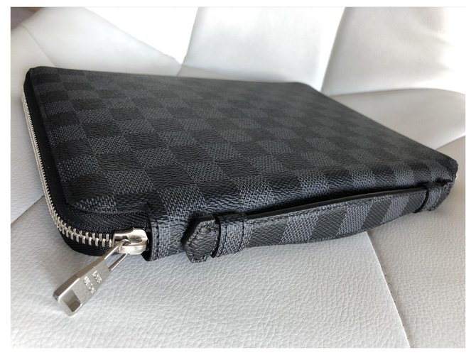 Louis Vuitton IPad Essential Grigio antracite - vista 2