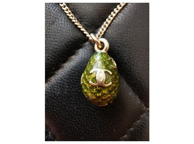 Collana Chanel con Pendente Oliva Metallo Verde Oliva - vista 20