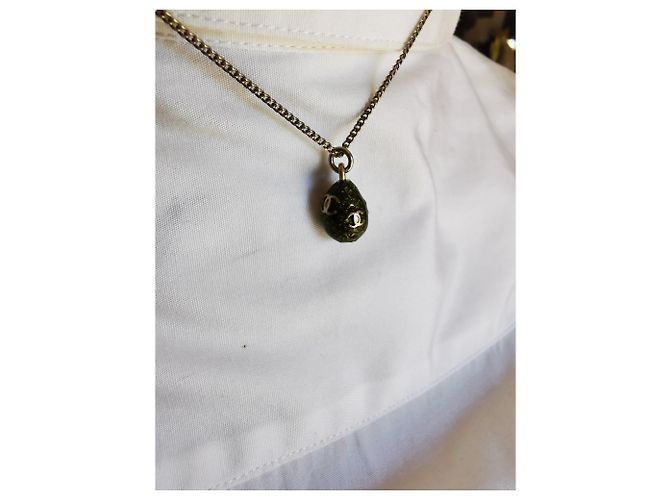 Collana Chanel con Pendente Oliva Metallo Verde Oliva - vista 3