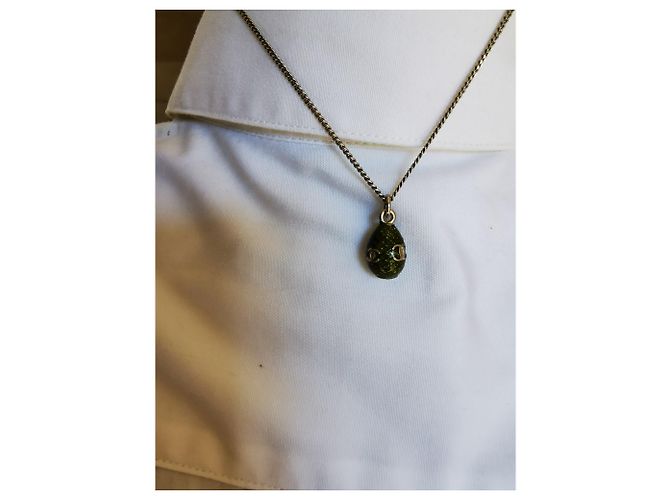 Collana Chanel con Pendente Oliva Metallo Verde Oliva - vista 4