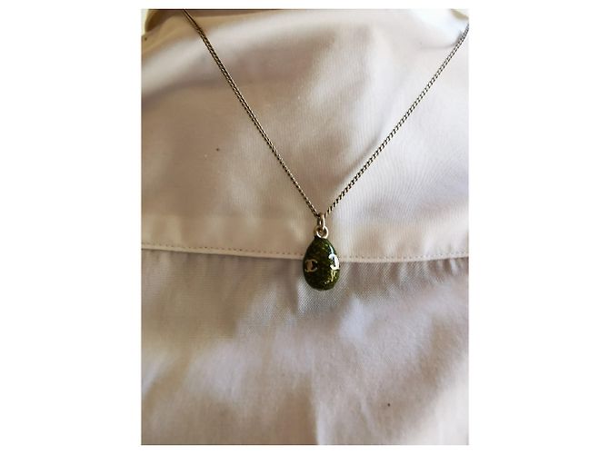 Collana Chanel con Pendente Oliva Metallo Verde Oliva - vista 9